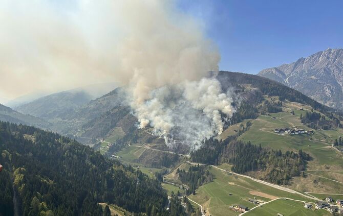 Ein Waldbrand im Lesachtal in Österreich hat sich ausgebreitet.