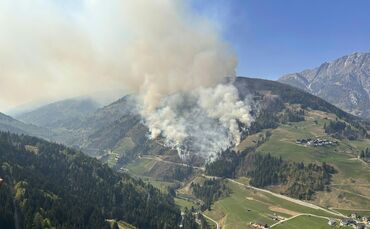 Ein Waldbrand im Lesachtal in Österreich hat sich ausgebreitet.