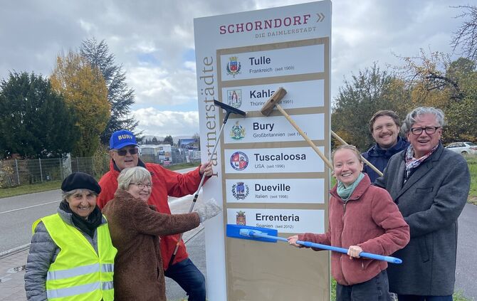 Engagiert beim Putzen der städtischen Partnerschaftsschilder.