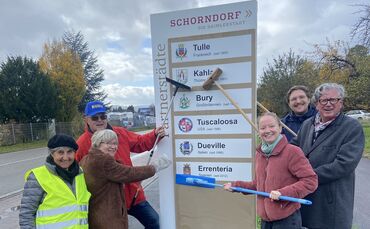 Engagiert beim Putzen der städtischen Partnerschaftsschilder.