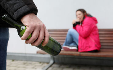 Fast jede sechste Person erlebt körperliche Gewalt in der Partnerschaft. Von anderen Formen von Gewalt, etwa Varianten, die auf 