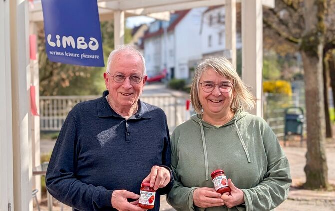 Hans-Jörg Maier und Monika Deyle vom Weinstädter Verein zur Pflege deutsch-polnischer Beziehungen vor dem Limbo am Bahnhof Beute