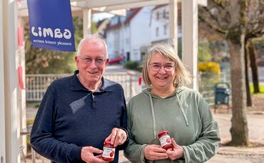 Hans-Jörg Maier und Monika Deyle vom Weinstädter Verein zur Pflege deutsch-polnischer Beziehungen vor dem Limbo am Bahnhof Beute