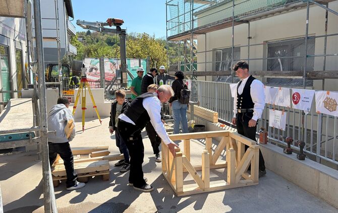 Die Zimmermänner Bernd (l.) und Felix Lehner aus Berglen bringen dem Nachwuchs ihr Handwerk näher.