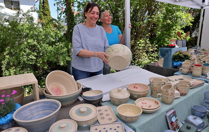 Am Töpfermarkt der Diakonie Stetten: Nicole Bäder und Kerstin Henschel (rechts).
