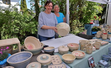 Am Töpfermarkt der Diakonie Stetten: Nicole Bäder und Kerstin Henschel (rechts).