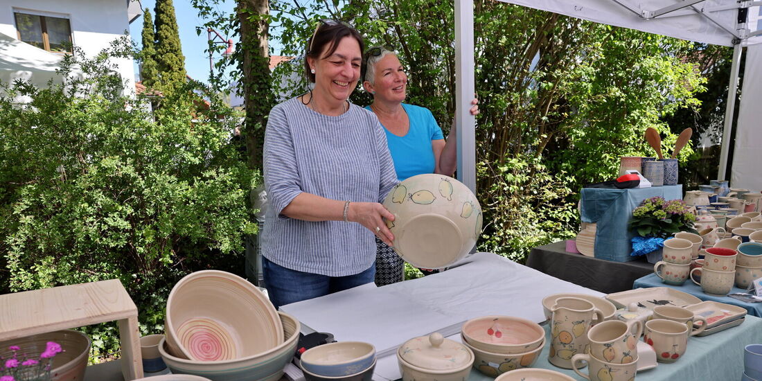 Am Töpfermarkt der Diakonie Stetten: Nicole Bäder und Kerstin Henschel (rechts).