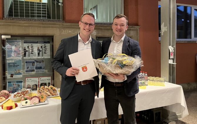 Nach sieben Jahren als SPD-Gemeinderat in Plüderhausen wurde Marcel Schindler (links) von Bürgermeister Benjamin Treiber und dem