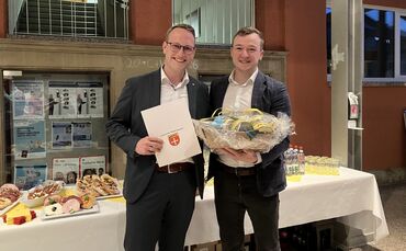 Nach sieben Jahren als SPD-Gemeinderat in Plüderhausen wurde Marcel Schindler (links) von Bürgermeister Benjamin Treiber und dem