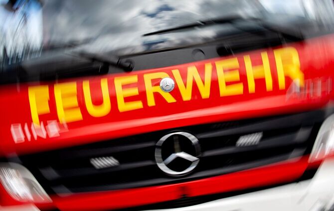 Die Feuerwehrleute mussten auf Leitern mit speziellen Löschrucksäcken die Flammen bekämpfen. (Symbolbild)