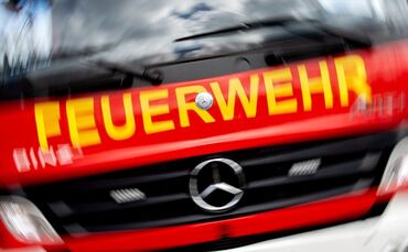 Die Feuerwehrleute mussten auf Leitern mit speziellen Löschrucksäcken die Flammen bekämpfen. (Symbolbild)