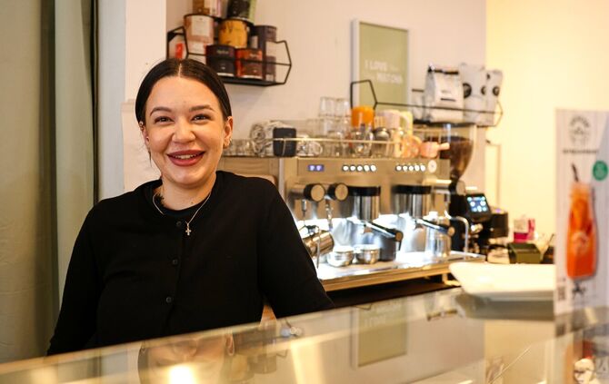 Dimitra Tsirourali in ihrem Café in der Bahnhofstraße 4 (Zugang über Albert-Roller-Straße).