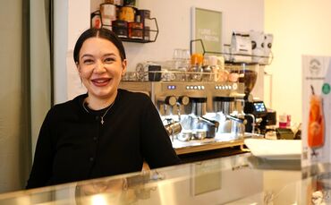 Dimitra Tsirourali in ihrem Café in der Bahnhofstraße 4 (Zugang über Albert-Roller-Straße).