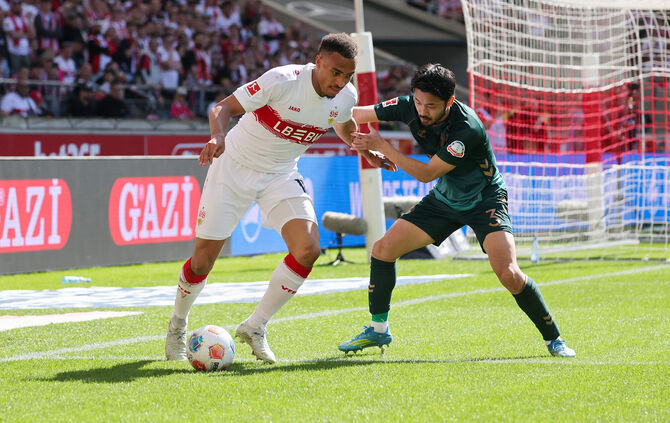 Jamie Leweling im Zweikampf mit Yukinari Sugawara.