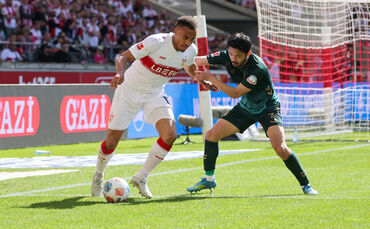 Jamie Leweling im Zweikampf mit Yukinari Sugawara.