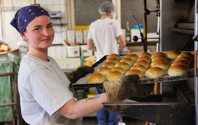 Svenja Kury arbeitet nach dem hervorragenden Abschluss ihrer Lehre bei der Bio-Bäckerei Weber in Winnenden weiter. Für den Herbs