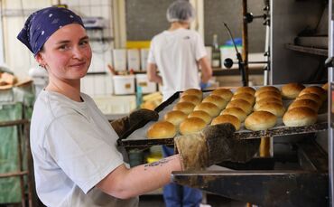 Svenja Kury arbeitet nach dem hervorragenden Abschluss ihrer Lehre bei der Bio-Bäckerei Weber in Winnenden weiter. Für den Herbs