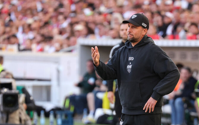 Sebastian Hoeneß hätte vor dem Bremer Führungstreffer gerne einen Elfmeter gehabt.