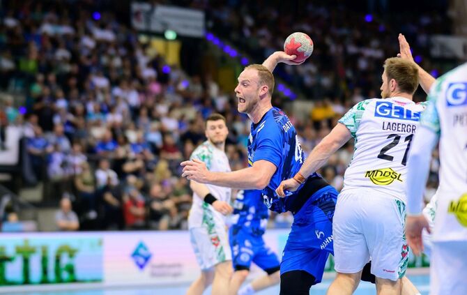 Der TVB-Rückraumspieler Lenny Rubin (mit Ball, gegen Albin Lagergren) war mit acht Toren der beste Torschütze bei der 26:30-Nied