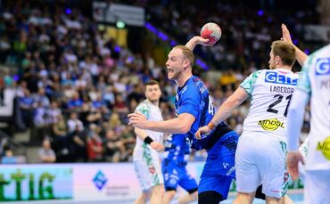 Der TVB-Rückraumspieler Lenny Rubin (mit Ball, gegen Albin Lagergren) war mit acht Toren der beste Torschütze bei der 26:30-Nied