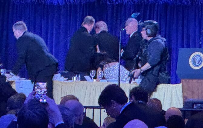Secret Service Agenten reagieren während des Gala-Dinners