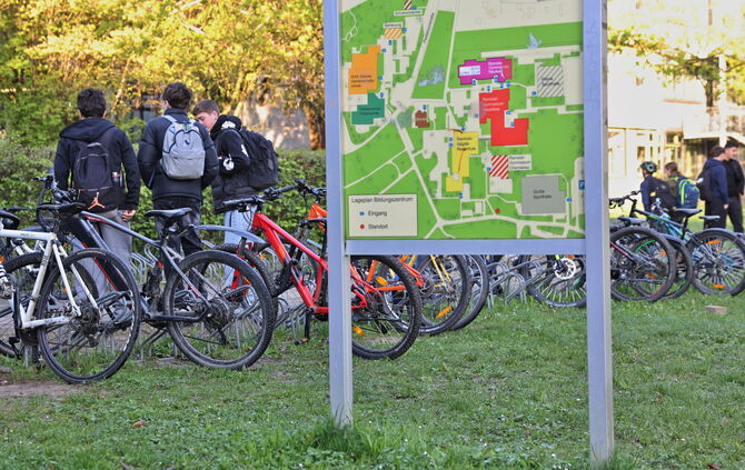 Am Bildungszentrum Weinstadt gibt es mit Blick auf die Fahrradfahrer deutlichen Verbesserungsbedarf. Unser Bild zeigt alte Radst