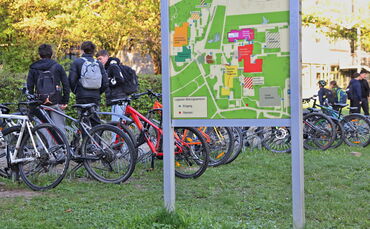 Am Bildungszentrum Weinstadt gibt es mit Blick auf die Fahrradfahrer deutlichen Verbesserungsbedarf. Unser Bild zeigt alte Radst