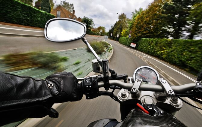 Der Fahrer sowie sein Motorrad blieben bei dem Unfall unversehrt (Symbolfoto).