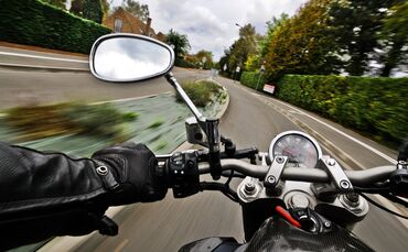 Der Fahrer sowie sein Motorrad blieben bei dem Unfall unversehrt (Symbolfoto).