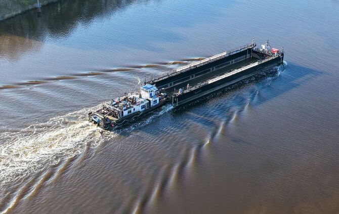 Der für den Transport des Buckelwals vor Poel gedachte Lastkahn passiert den Nord-Ostsee-Kanal.