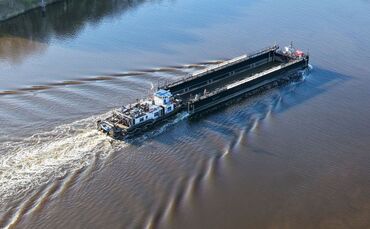 Der für den Transport des Buckelwals vor Poel gedachte Lastkahn passiert den Nord-Ostsee-Kanal.