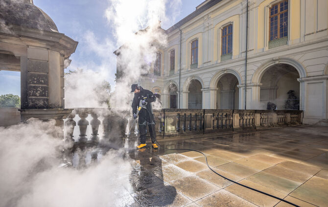 Experten der Firma Kärcher haben kürzlich am Ludwigsburger Schloss gereinigt.