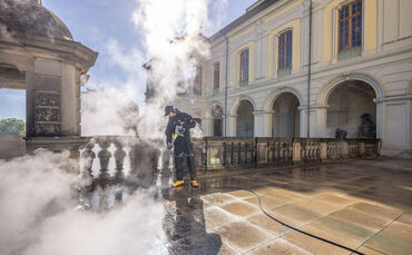 Experten der Firma Kärcher haben kürzlich am Ludwigsburger Schloss gereinigt.