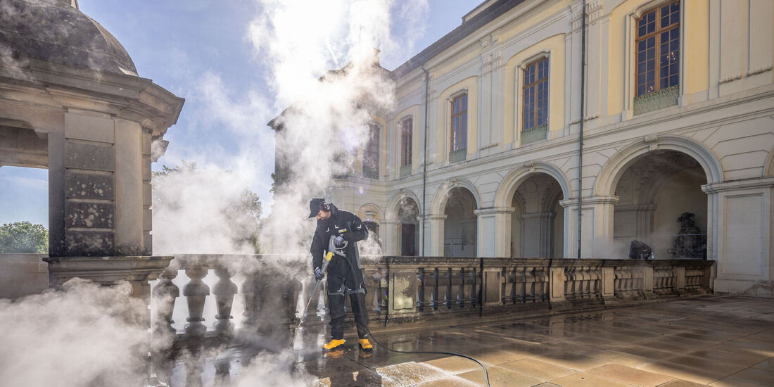 Experten der Firma Kärcher haben kürzlich am Ludwigsburger Schloss gereinigt.