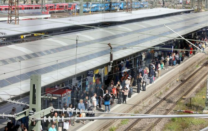 Defekte Oberleitung am Ulmer Hauptbahnhof - ICE umgeleitet