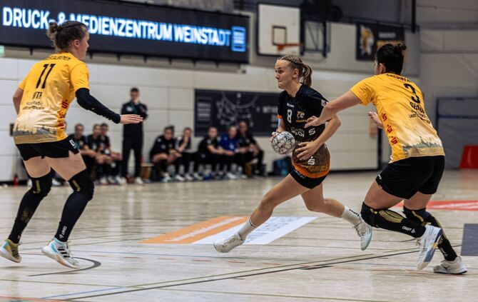 Belén Gettwart (Mitte) wird weiterhin das Trikot der Waiblinger Handballerinnen tragen.