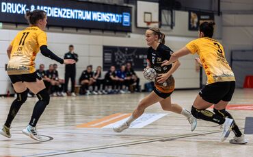 Belén Gettwart (Mitte) wird weiterhin das Trikot der Waiblinger Handballerinnen tragen.