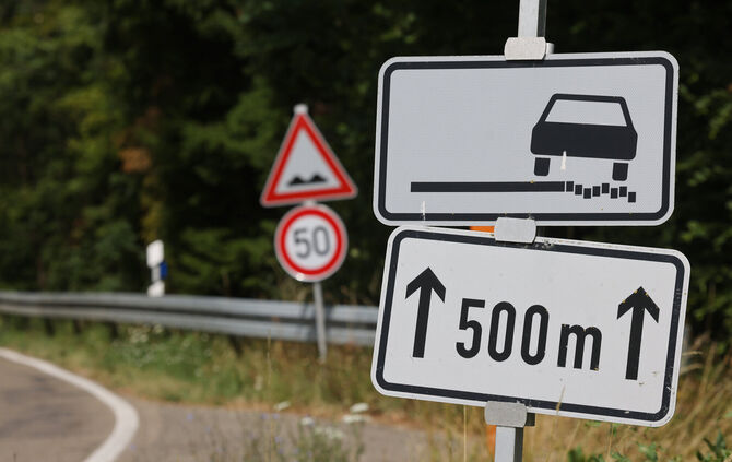 Der Belag zwischen Pfahlbronn und dem Eisenbachsee war nicht mehr zu retten. Deshalb wird die Straße grundlegend saniert.