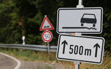 Der Belag zwischen Pfahlbronn und dem Eisenbachsee war nicht mehr zu retten. Deshalb wird die Straße grundlegend saniert.