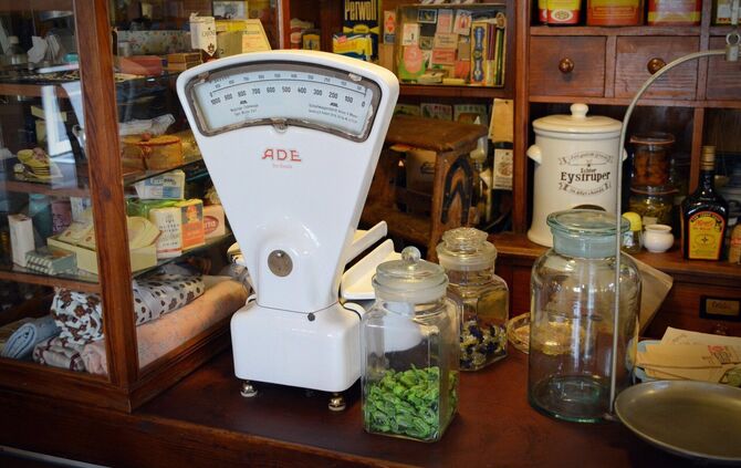 Auch in Winnenden waren die Geschäfte vor vielen Jahren mit Waagen und Warenschubladen ausgestattet. (Symbolfoto)