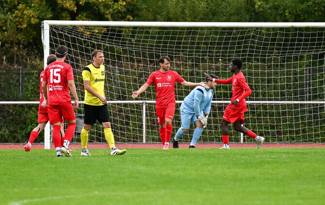 Maldin Ymeraj (Mitte) erzielte drei Tore für den TV Oeffingen.