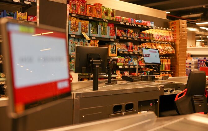 Der Kassenbereich des neuen Rewe-Markts am Postplatz.