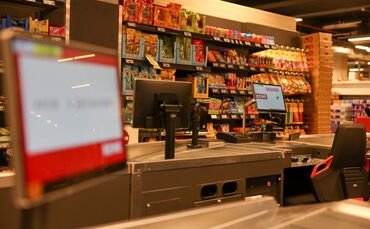 Der Kassenbereich des neuen Rewe-Markts am Postplatz.
