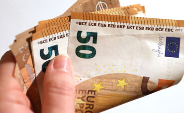 Ein Senior hat einem vermeintlich in Notlagen steckenden Mann immer wieder Geld gegeben - doch die Story von seiner im Ausland v