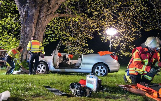 Auto prallt gegen Baum - zwei Frauen werden verletzt