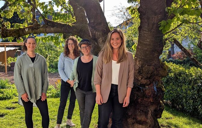 Initiatorin Vanessa Fernandez (vorn) zusammen mit ein paar ihrer wichtigsten Unterstützerinnen, Anna Salem, Anne Bayha und Miria