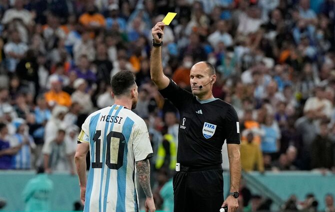 Antonio Mateu Lahoz und Lionel Messi