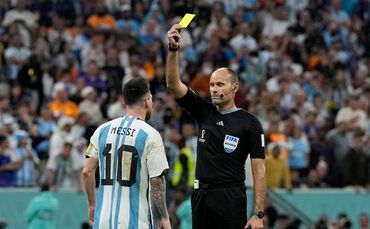 Antonio Mateu Lahoz und Lionel Messi