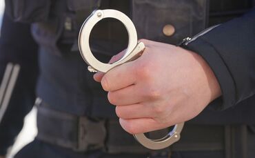 Polizei Handschellen - Symbolbild