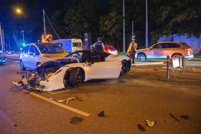 Verkehrsunfall mit Ferrari am Neckartor - Auch ein Feinaub-Staubsauger zerstört